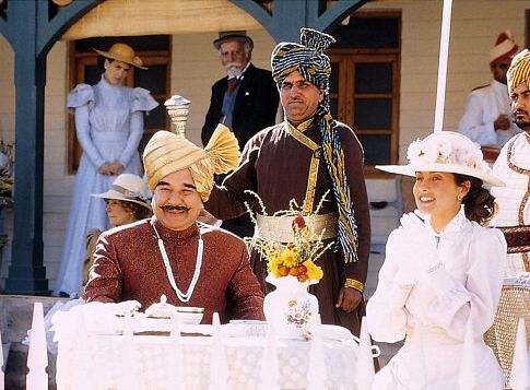 Rachel Shelley در صحنه فیلم سینمایی باج: روزی روزگاری در هند به همراه Kulbhushan Kharbanda و Javed Khan