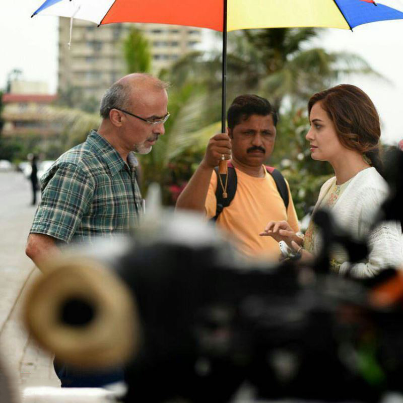 دیا میرزا در پشت صحنه فیلم سینمایی سلام بمبئی به همراه قربان محمدپور