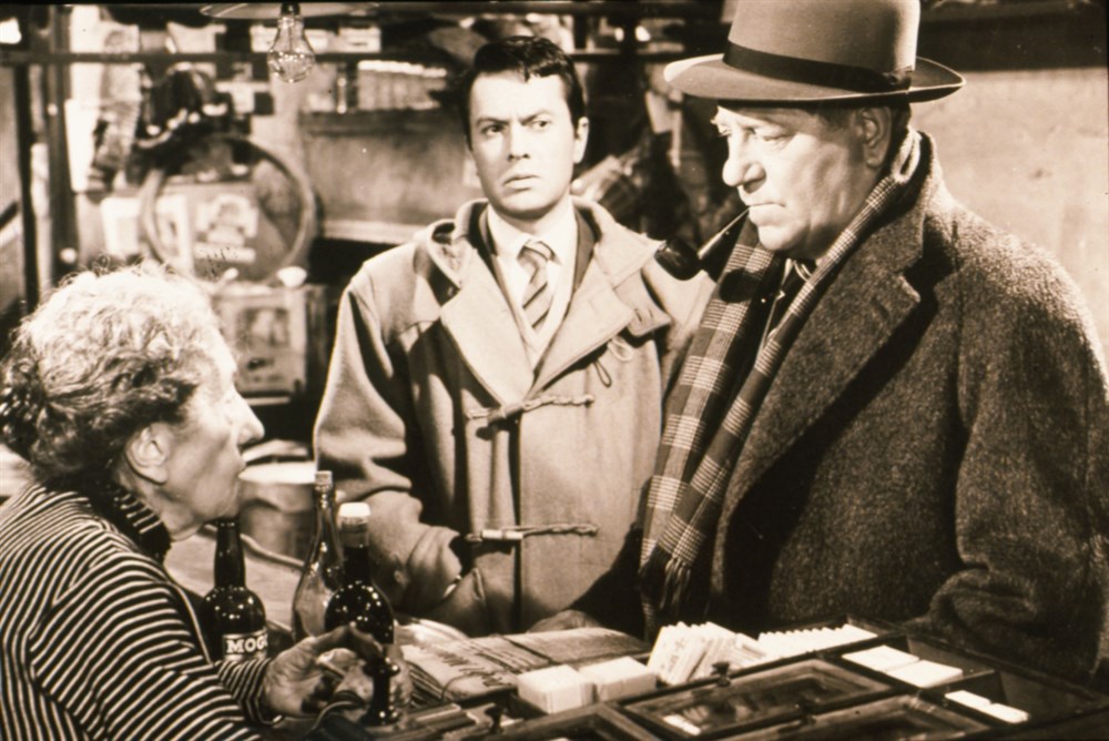 Jean Gabin در صحنه فیلم سینمایی Maigret and the St. Fiacre Case به همراه Gabrielle Fontan و Robert Hirsch