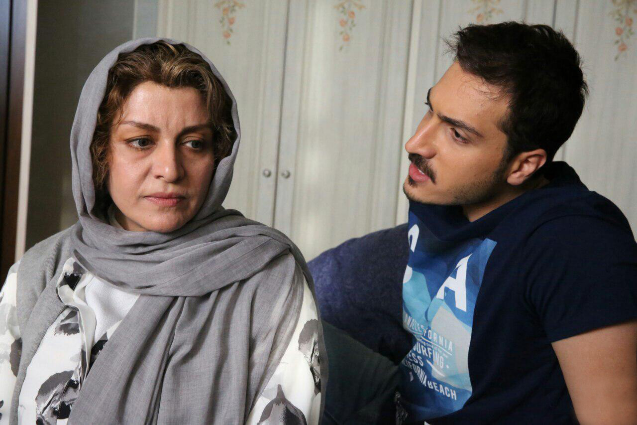 تصویری از ابوالفضل میری، بازیگر سینما و تلویزیون در حال بازیگری سر صحنه یکی از آثارش