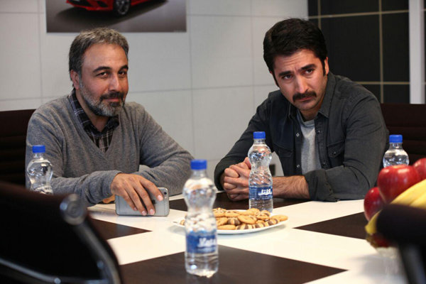 کریم امینی در پوستر فیلم سینمایی آب‌نبات چوبی به همراه رضا عطاران