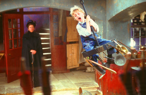 Samuel Honywood در صحنه فیلم سینمایی پرستار مکفی به همراه اما تامپسون