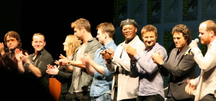 Clark Gregg در صحنه فیلم سینمایی The Avengers به همراه مارک روفالو، کریس ایوانز، ساموئل ال. جکسون، جرمی رنر، اسکارلت جوهانسون، کریس همسورث، جاس ویدون و رابرت داونی جونیور