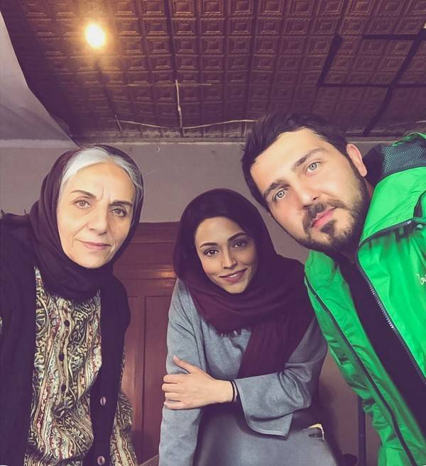 محمدرضا غفاری در پشت صحنه سریال تلویزیونی دل دار به همراه سوگل خلیق و مریم بوبانی