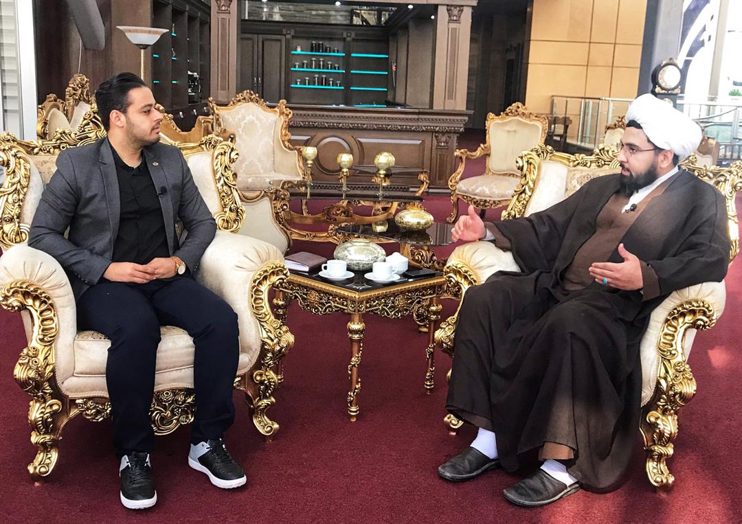 تصویری از عباس روزمه، تهیه کننده سینما و تلویزیون در حال بازیگری سر صحنه یکی از آثارش