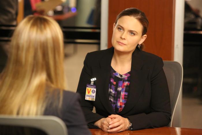 Emily Deschanel در صحنه سریال تلویزیونی استخوان ها