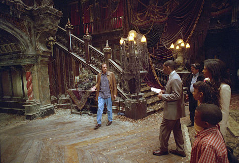 راب مینکاف در صحنه فیلم سینمایی The Haunted Mansion به همراه Marsha Thomason، Marc John Jefferies، Aree Davis و ادی مورفی