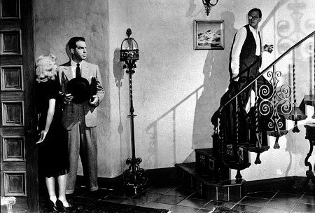 Tom Powers در صحنه فیلم سینمایی غرامت مضاعف به همراه Barbara Stanwyck و فرد مک  موری