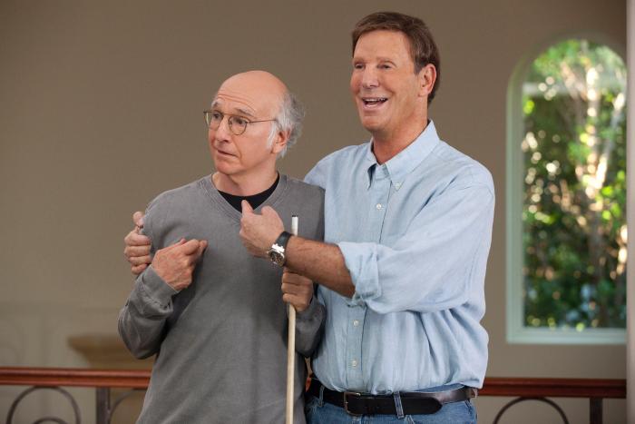 Bob Einstein در صحنه سریال تلویزیونی زیاد ذوق زده نشو به همراه لری دیوید