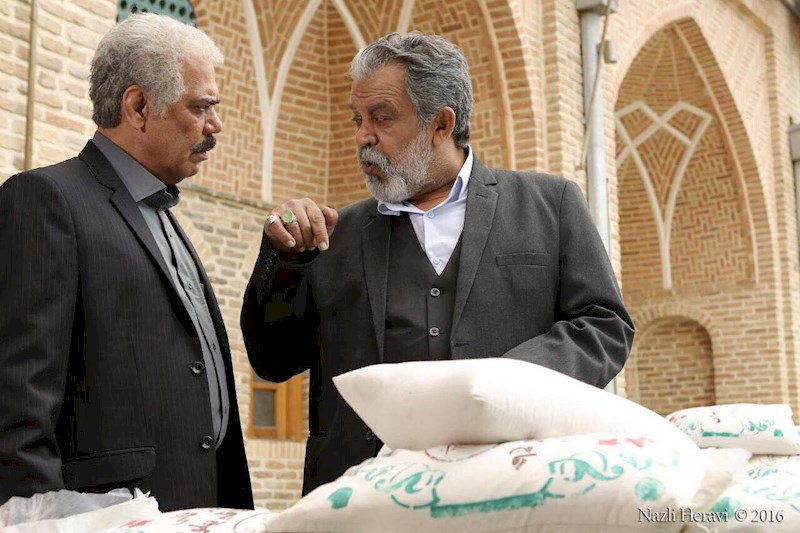 کاظم بلوچی در صحنه سریال تلویزیونی برادر به همراه حسن پورشیرازی