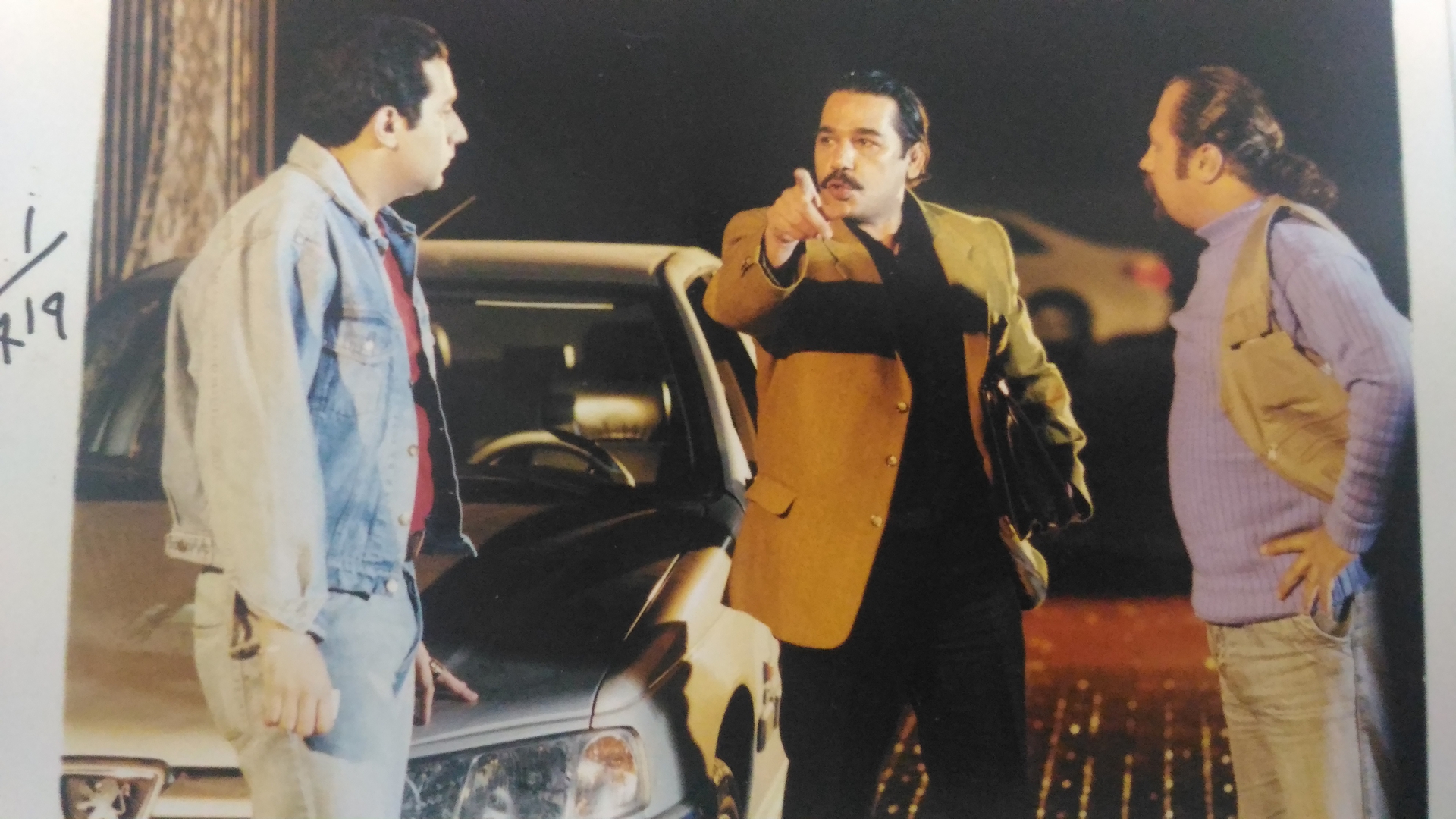 تصویری از مصطفی شاهری، بازیگر سینما و تلویزیون در حال بازیگری سر صحنه یکی از آثارش