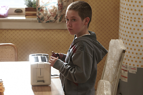 Ethan Cutkosky در صحنه سریال تلویزیونی بی شرم