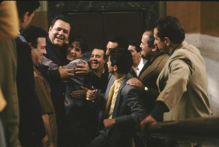 Tony Sirico در صحنه فیلم سینمایی مافیایی ها به همراه Joseph D'Onofrio، پل سوروینو، Philip Suriano، Christopher Serrone، Ronald Maccone و فرانک دیلئو