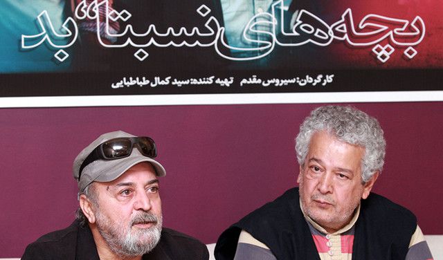 سیروس مقدم در نشست خبری سریال تلویزیونی بچه‌های نسبتاً بد به همراه عبدالرضا فیاضی