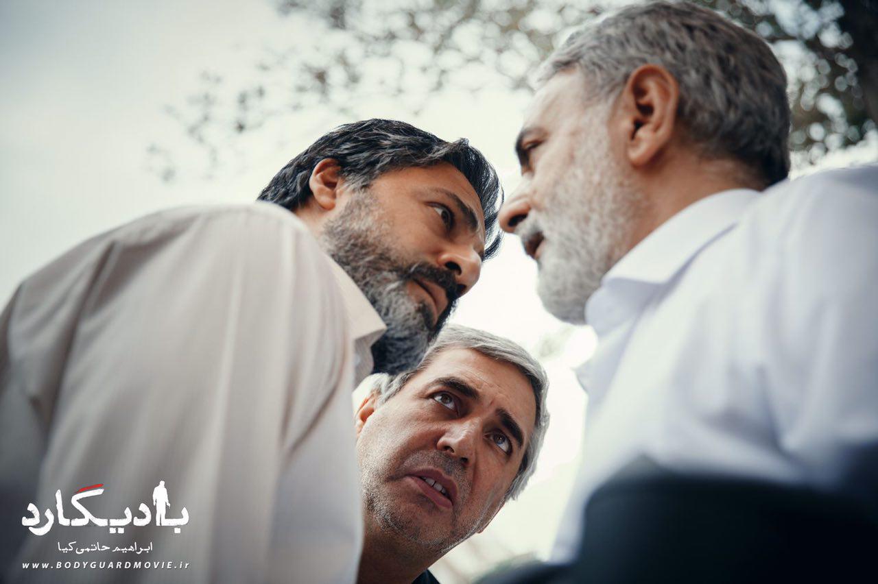 امیر آقایی در پشت صحنه فیلم سینمایی بادیگارد به همراه ابراهیم حاتمی‌کیا و پرویز پرستویی
