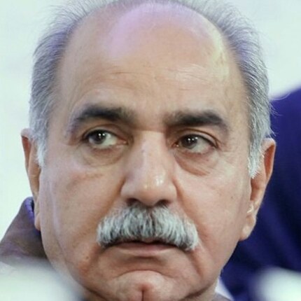 تصویری از پرویز پرستویی، بازیگر و تهیه کننده سینما و تلویزیون در حال بازیگری سر صحنه یکی از آثارش