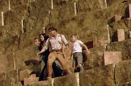 John Hannah در صحنه فیلم سینمایی بازگشت مومیایی به همراه ریچل وایس، Freddie Boath و Brendan Fraser