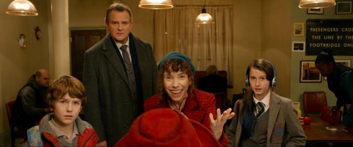 Samuel Joslin در صحنه فیلم سینمایی پدینگتون به همراه Hugh Bonneville، Madeleine Harris و Sally Hawkins