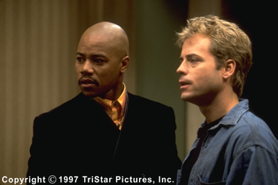 کوبا گودینگ جونیور در صحنه فیلم سینمایی بهتر از این نمی شه به همراه گرگ کینر