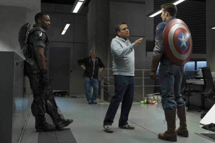 جو روسو در صحنه فیلم سینمایی کاپیتان آمریکا: سرباز زمستان به همراه آنتونی مکی و کریس ایوانز