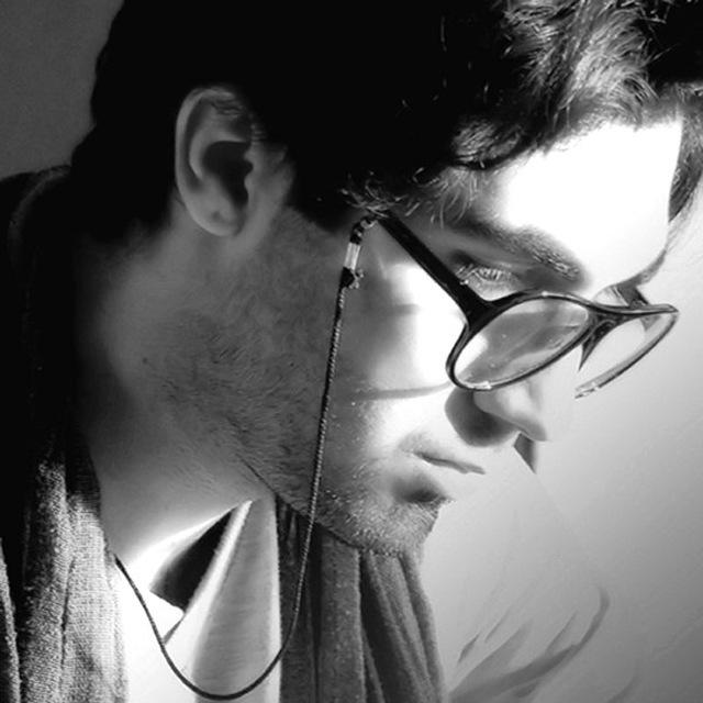 تصویری از احسان همتی سینما و تلویزیون در حال بازیگری سر صحنه یکی از آثارش