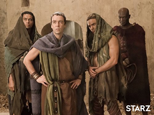 John Hannah در صحنه سریال تلویزیونی اسپارتاکوس: خدایان میدان نبرد به همراه Dustin Clare، Antonio Te Maioha و پیتر منسا