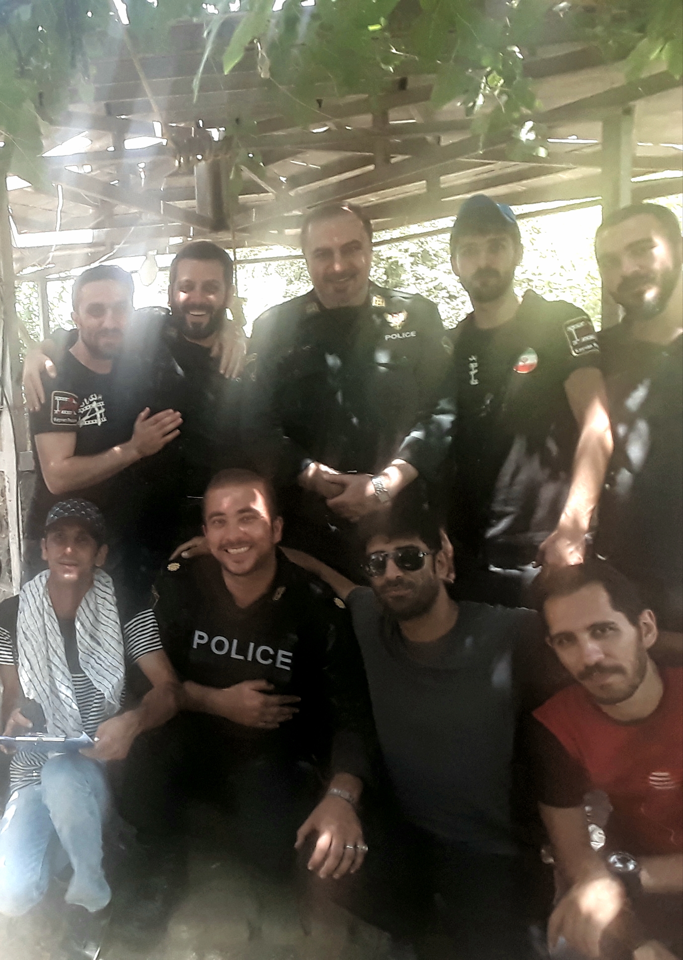 تصویری از آرام نباتی، دستیار جلوه‌های ویژه میدانی سینما و تلویزیون در حال بازیگری سر صحنه یکی از آثارش