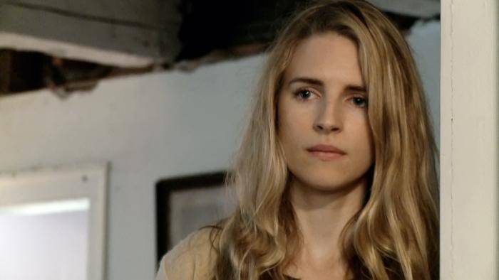 Brit Marling در صحنه فیلم سینمایی زمین دیگر