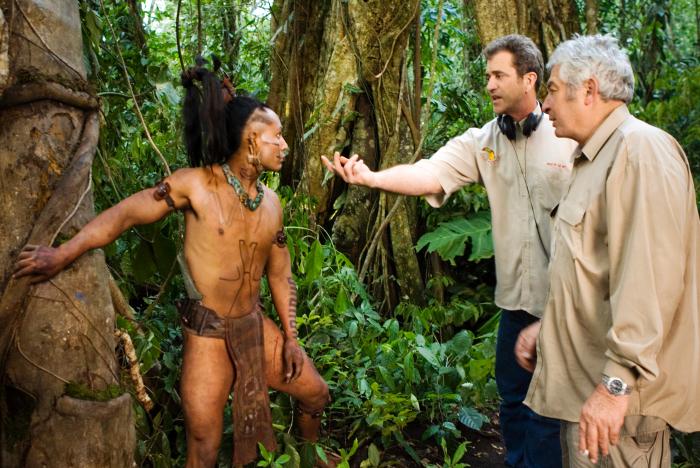 Dean Semler در صحنه فیلم سینمایی آپوکالیپتو به همراه Ariel Galvan و مل گیبسون