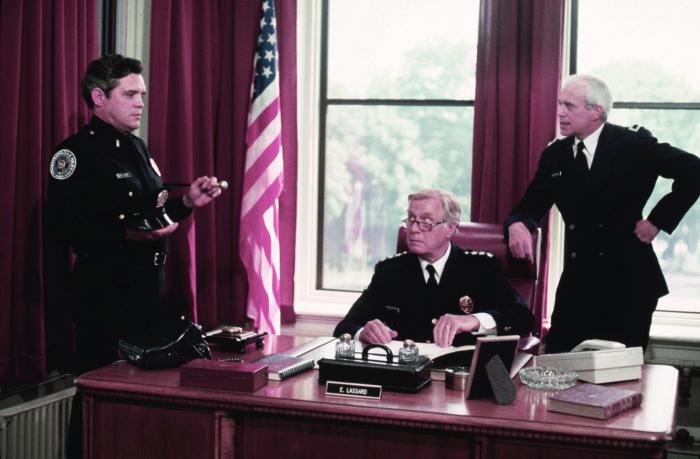 George Gaynes در صحنه فیلم سینمایی دانشکده پلیس به همراه George R. Robertson و G.W. Bailey