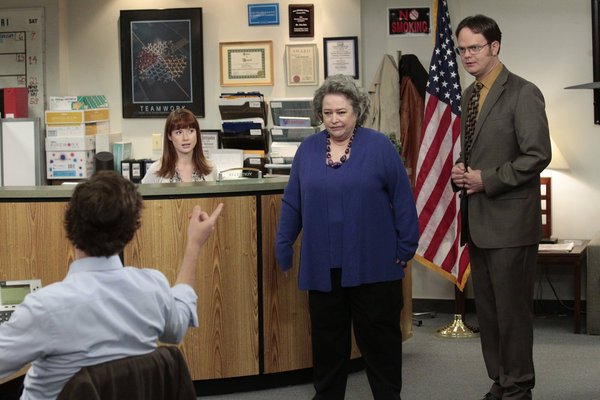کتی بیتس در صحنه سریال تلویزیونی اداره به همراه الی کمپر، رین ویلسون و جان کرازینسکی