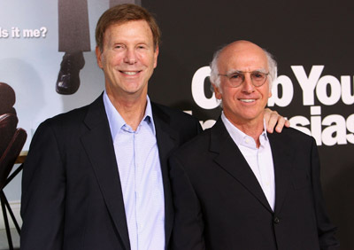 Bob Einstein در صحنه سریال تلویزیونی زیاد ذوق زده نشو به همراه لری دیوید