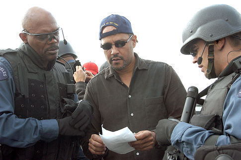 Clark Johnson در صحنه فیلم سینمایی سوات به همراه ساموئل ال. جکسون و کالین فارل