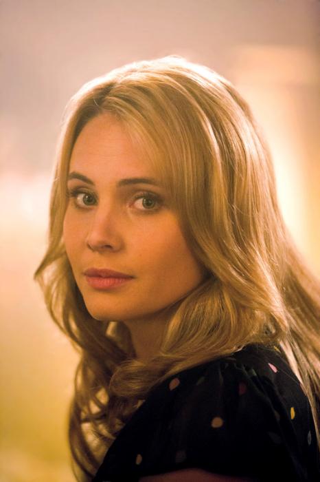 Leah Pipes در صحنه سریال تلویزیونی اصیل ها