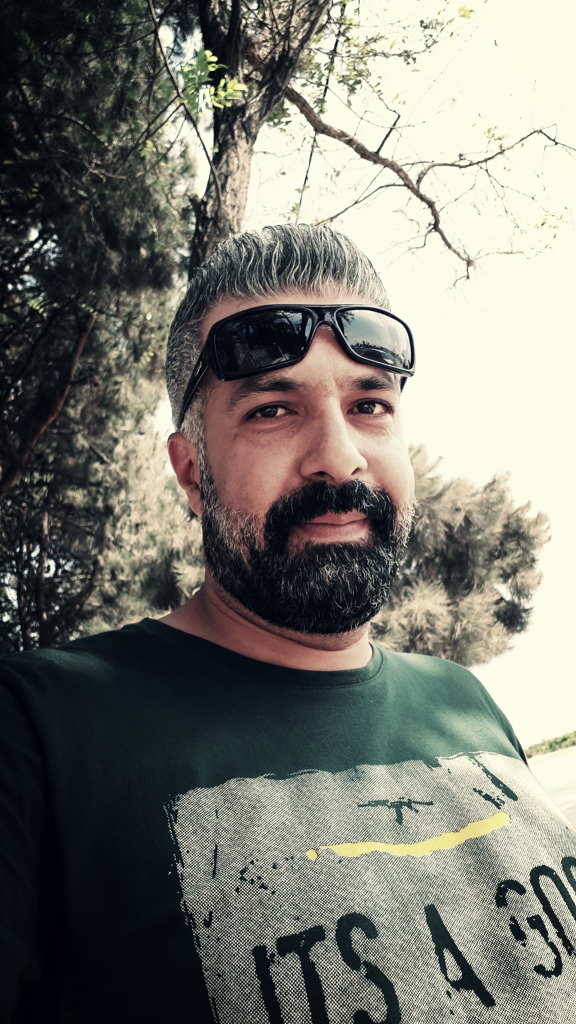 تصویری از سجاد عسگرخانی، دستیار صحنه و دستیار لباس سینما و تلویزیون در حال بازیگری سر صحنه یکی از آثارش