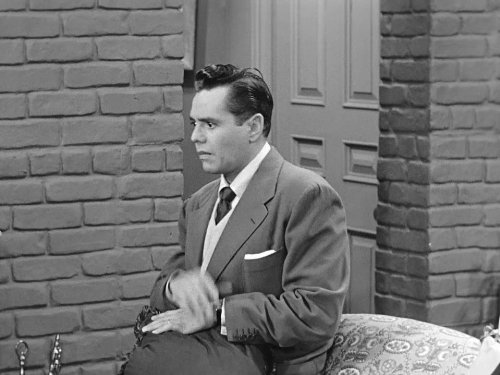 Desi Arnaz در صحنه سریال تلویزیونی عاشقتم لوسی