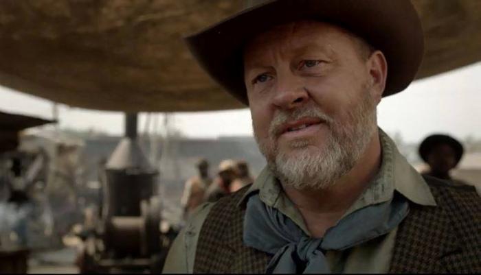 جان لسی در صحنه سریال تلویزیونی جهنم متحرک