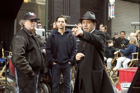 Avi Arad در صحنه فیلم سینمایی مرد عنکبوتی ۲ به همراه توبی مگوایر و Sam Raimi