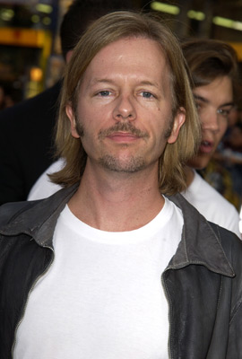 David Spade در صحنه فیلم سینمایی لارا کرافت مهاجم مقبره: گهواره حیات