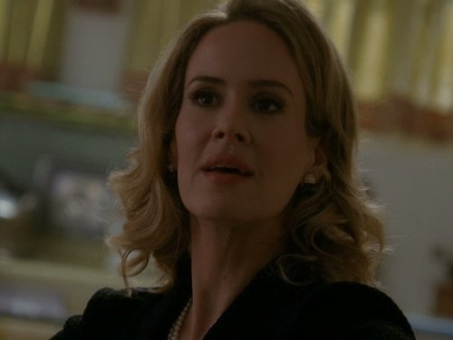 سارا پاولسون در صحنه سریال تلویزیونی داستان ترسناک آمریکایی