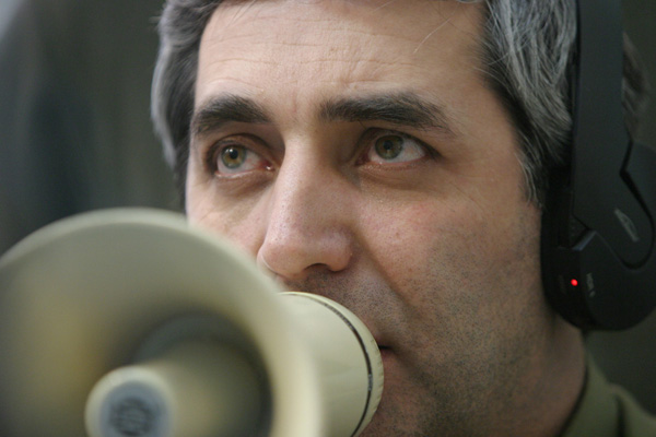 ابراهیم حاتمی‌کیا در پشت صحنه سریال تلویزیونی حلقه سبز