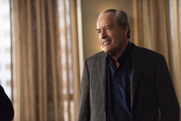 Powers Boothe در صحنه سریال تلویزیونی ماموران شیلد