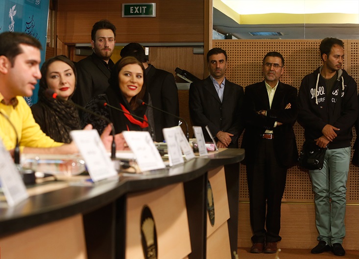 کیارش اسدی‌زاده در نشست خبری فیلم سینمایی شکاف به همراه هانیه توسلی و سحر دولتشاهی
