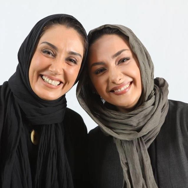 تصویری از هدیه تهرانی، بازیگر و طراح لباس سینما و تلویزیون در حال بازیگری سر صحنه یکی از آثارش