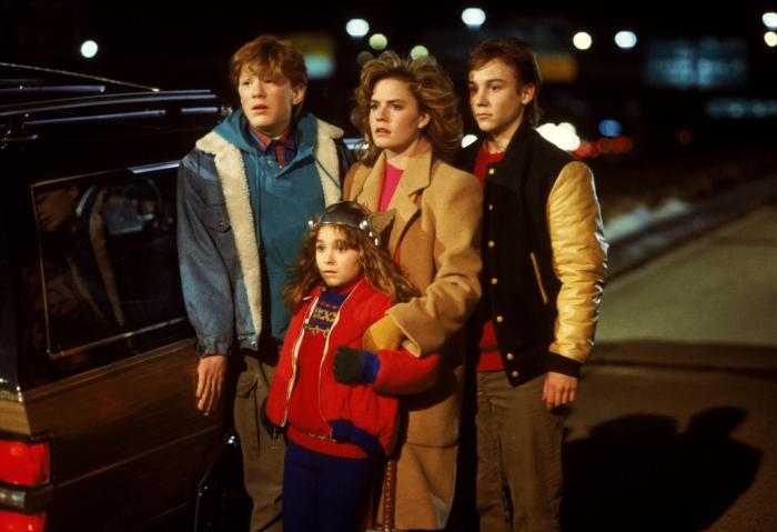آنتونی رپ در صحنه فیلم سینمایی Adventures in Babysitting به همراه Maia Brewton، الیزابت شو و Keith Coogan