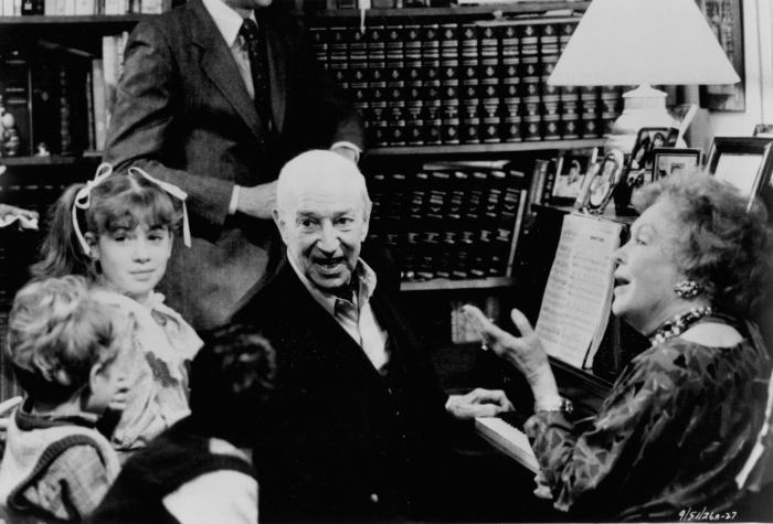 Lloyd Nolan در صحنه فیلم سینمایی هانا و خواهرهایش به همراه Maureen O'Sullivan