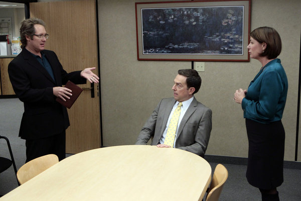 Maura Tierney در صحنه سریال تلویزیونی اداره به همراه اد هلمز و جیمز اسپیدر