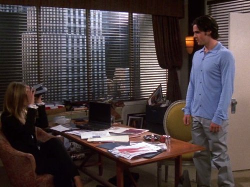 Eddie Cahill در صحنه سریال تلویزیونی دوستان به همراه جنیفر آنیستون