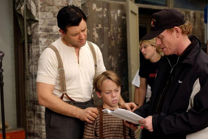 Connor Price در صحنه فیلم سینمایی فیلم مرد سیندرلایی به همراه راسل کرو و ران هاوارد