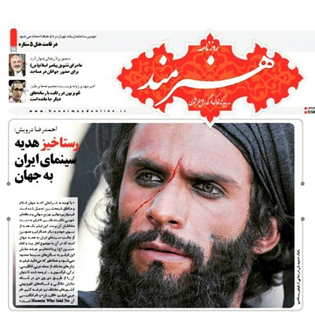 تصویری از بابک حمیدیان، بازیگر و تهیه کننده سینما و تلویزیون در حال بازیگری سر صحنه یکی از آثارش